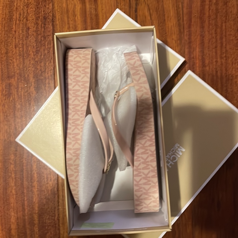 Michael Kors Bedford Flip Flops - Picture 4 of 6